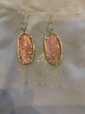 Kendra Scott Elle Peach with gold earrings